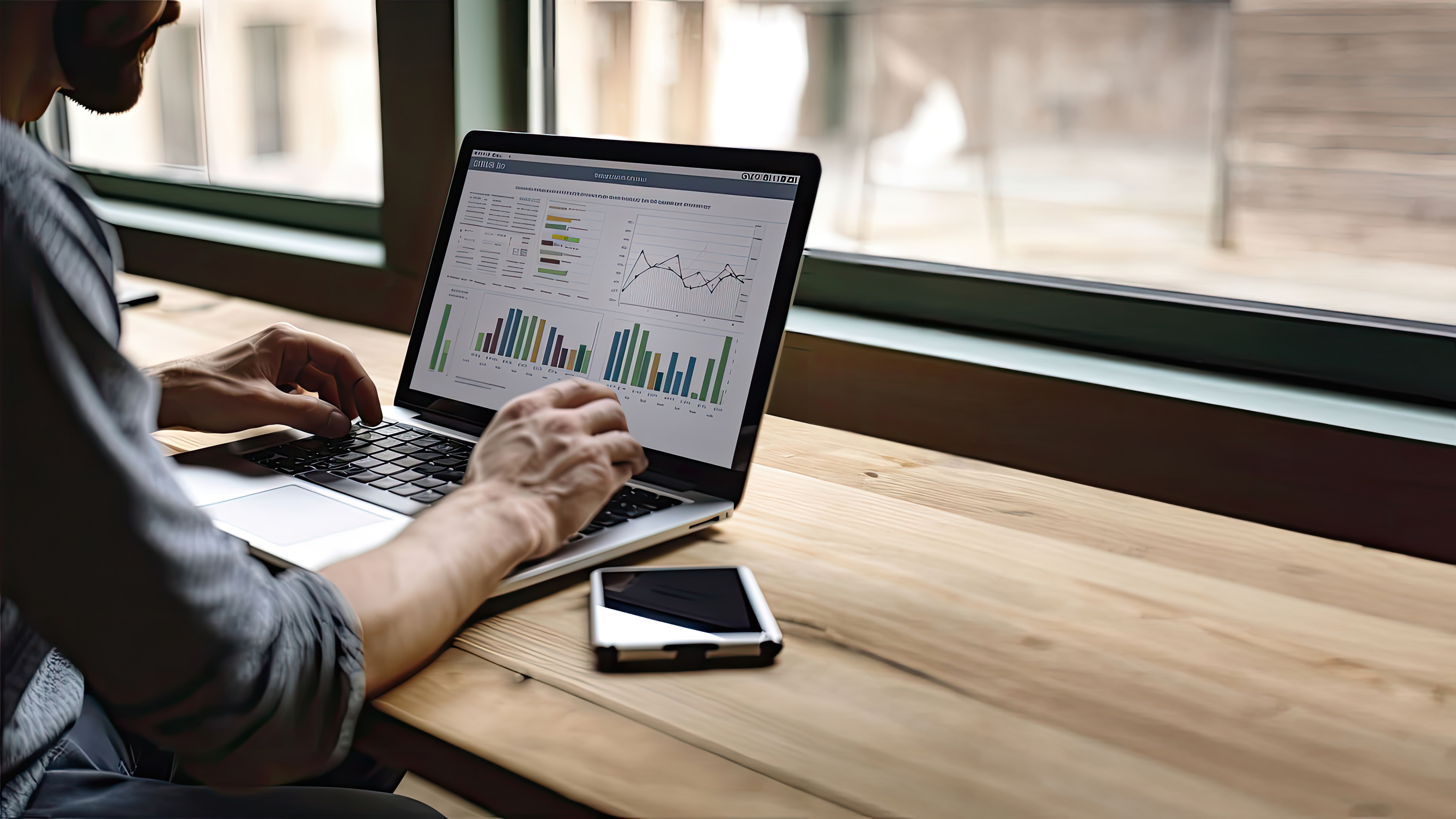 estratega linea que analiza datos graficos computadora portatil