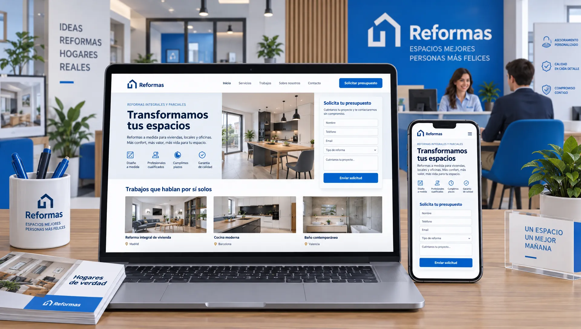 Un portátil y un móvil muestran el diseño web de una empresa de reformas con sus trabajos y el formulario para pedir presupuesto.